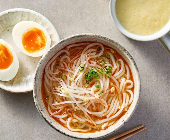 早餐(红油米线、芒果奶昔、溏心蛋) 早餐(红油米线、芒果奶昔、溏心蛋)