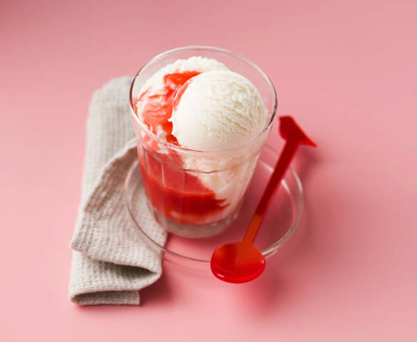 Glace au chèvre, fraises et son coulis