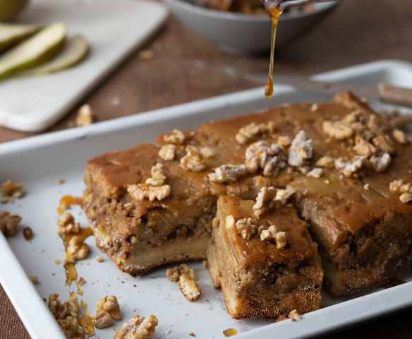 Pudin de brioche con pera y crumble de nuez
