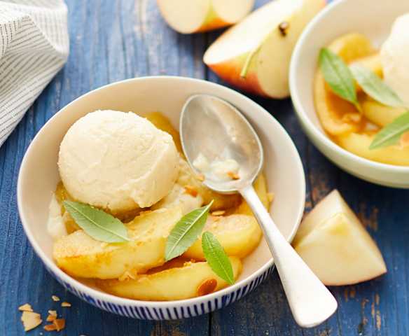 Pommes flambées au cognac et glace vanille au pineau des Charentes