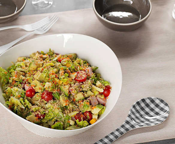 Ensalada de jamón de York, quesos y aguacate