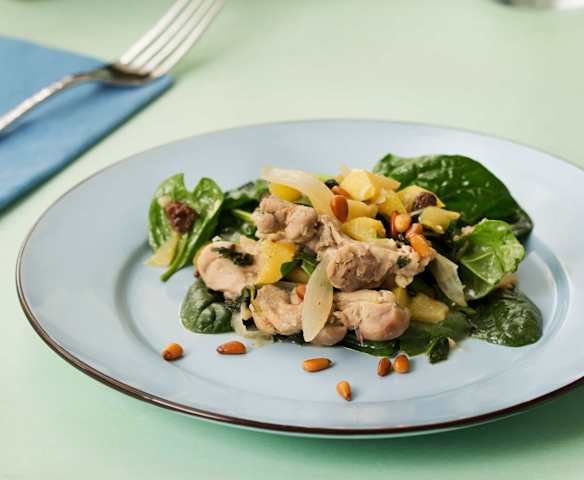 Pollo con espinacas, manzana y pasas para dos