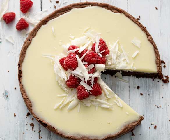 Bolo de amêndoa com cobertura de chocolate branco