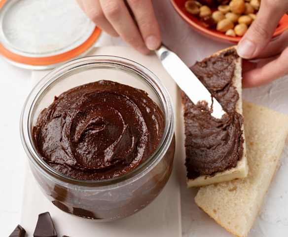 Crema de avellanas, chocolate negro y dátiles