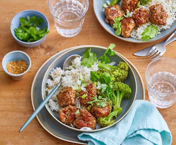 Boulettes de porc, brocoli, sauce teriyaki et riz thaï