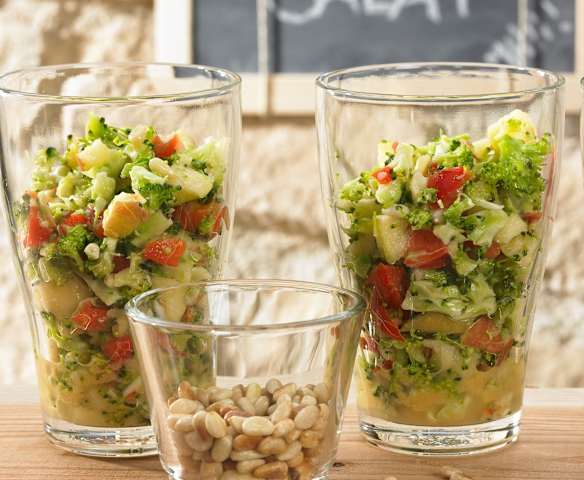 Brokkolisalat mit Pinienkernen