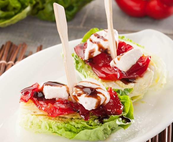 Pincho de cogollo de lechuga con pimiento caramelizado y pollo