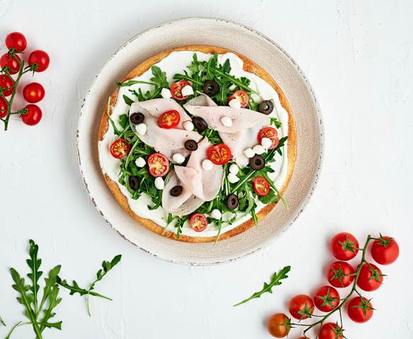 Tarte de parmesão, fiambre de peru e legumes frescos