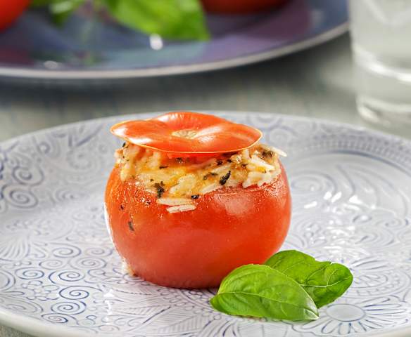 Tomates rellenos de arroz a las hierbas