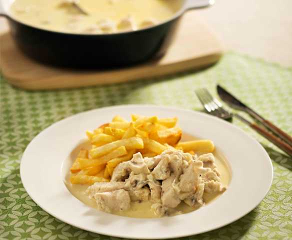 Pollo con salsa de queso y champiñones