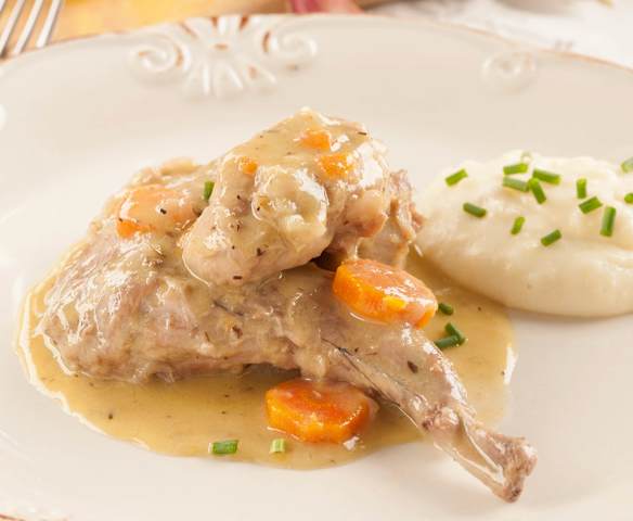 Conejo guisado con puré de patatas