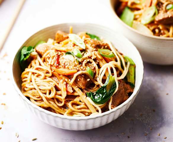 Noodles con pavo en salsa de ciruela