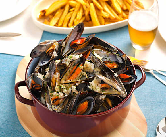 Mejillones con patatas fritas (Moules frites)