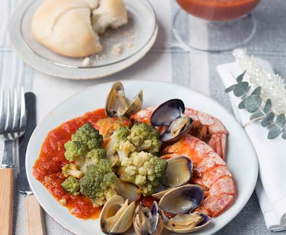 Romanescu, gambones y almejas con salsa