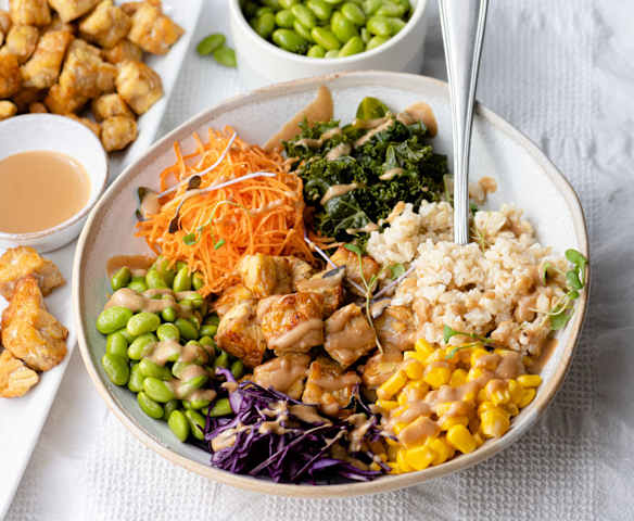 Buddha bowl tempeh avec vinaigrette à la cacahuète Buddha bowl tempeh avec vinaigrette à la cacahuète