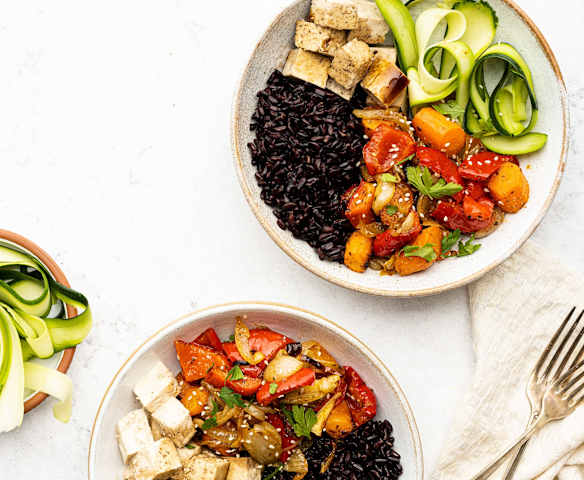 Bowl z pieczonymi warzywami, czarnym ryżem i marynowanym tofu