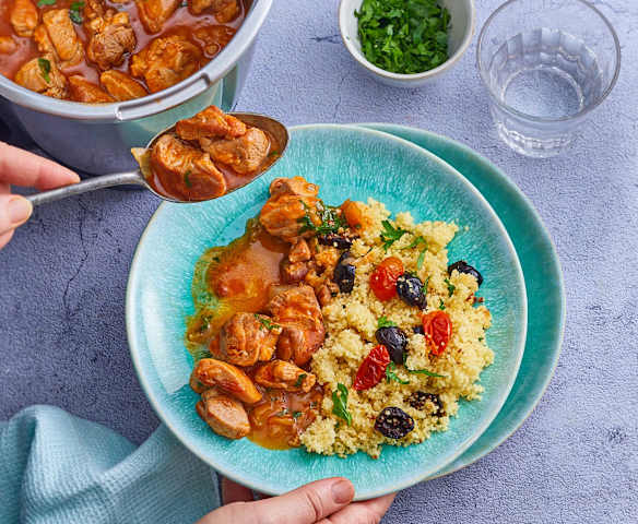 Mijoté de dinde à la tomate, couscous aux olives noires Mijoté de dinde à la tomate, couscous aux olives noires