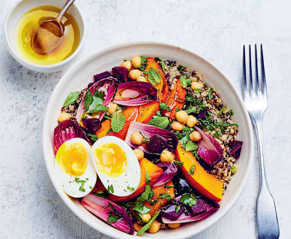 Salade de quinoa, betterave, potimarron et œufs mollets