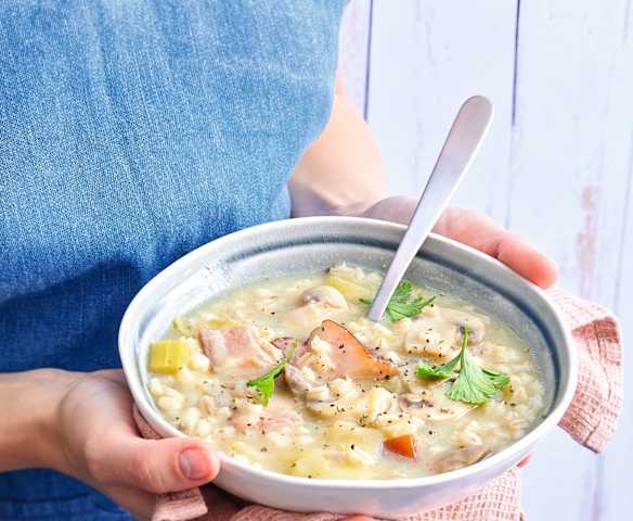 Soupe irlandaise à l'orge, au lard fumé et aux légumes