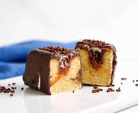 Pastelito de vainilla relleno de mermelada de fresa y vainilla