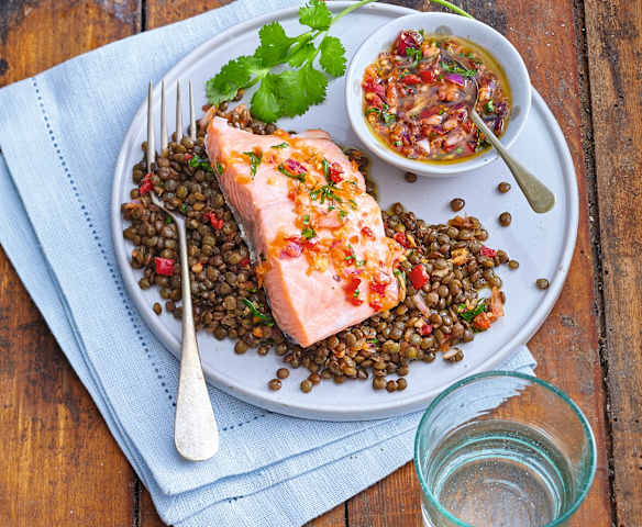 Pavés de saumon, lentilles vertes et sauce à l’oignon rouge