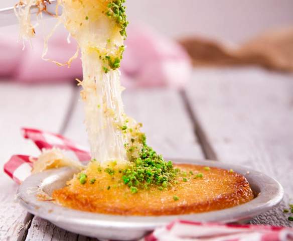 Postre de kataifi con queso y pistachos (Knafeh)
