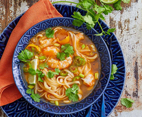 Bouillon Tom Yam aux crevettes et citron vert, nouilles de riz