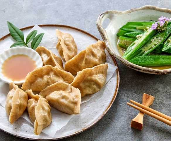 午餐(沙葱猪肉蒸饺、凉拌秋葵) 午餐(沙葱猪肉蒸饺、凉拌秋葵)