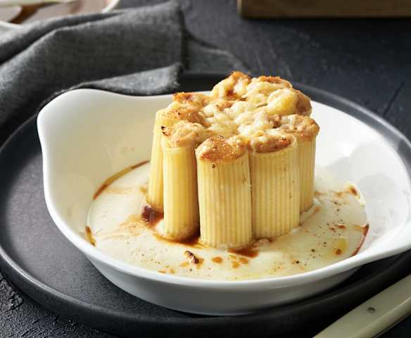 Rigatoni rellenos de pollo de corral