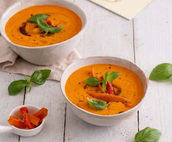 Krem z pieczonej papryki z rumienionymi słupkami warzyw