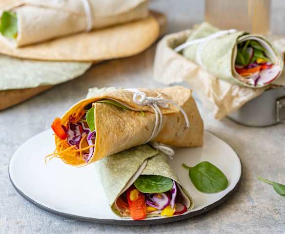 Kolorowe wrapy z krojonymi warzywami (TM7, TM6, TM5)