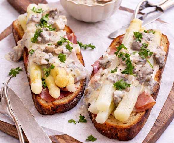 Toast met Asperges en Champignonroomsaus