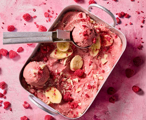 Pinkes Bananensplit-Eis