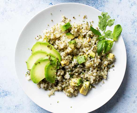 Ensalada de arroz con hierbas aromáticas, frutos secos y aguacate
