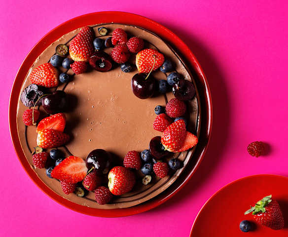 Tarta de chocolate con leche y frutos rojos