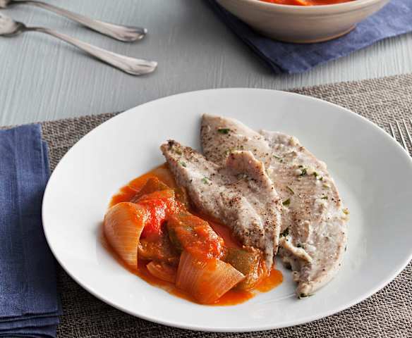 Palometa con salsa de tomate y pimientos