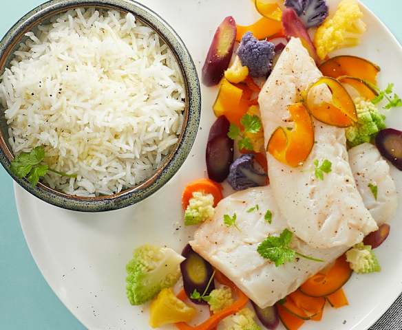 Peixe ao vapor com arroz e legumes