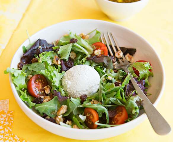 Ensalada con helado de queso roquefort y vinagreta de nueces