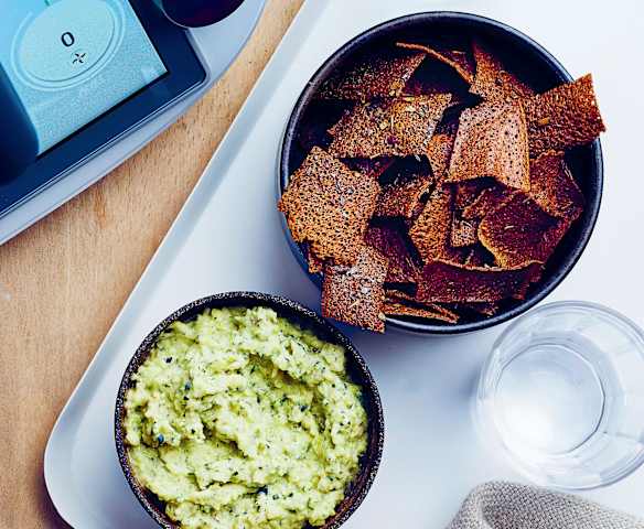 Houmous de courgette, chips de sarrasin