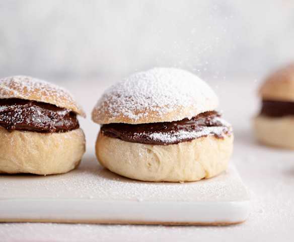 Bollos de nata con crema de avellana