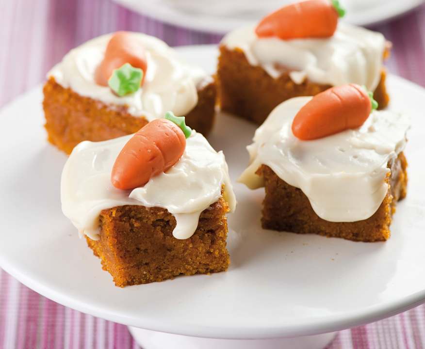 Yigitlar bir guruh bolib chayqalishmoqda