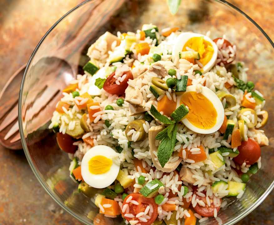 Ensalada de arroz integral, huevo y verduras