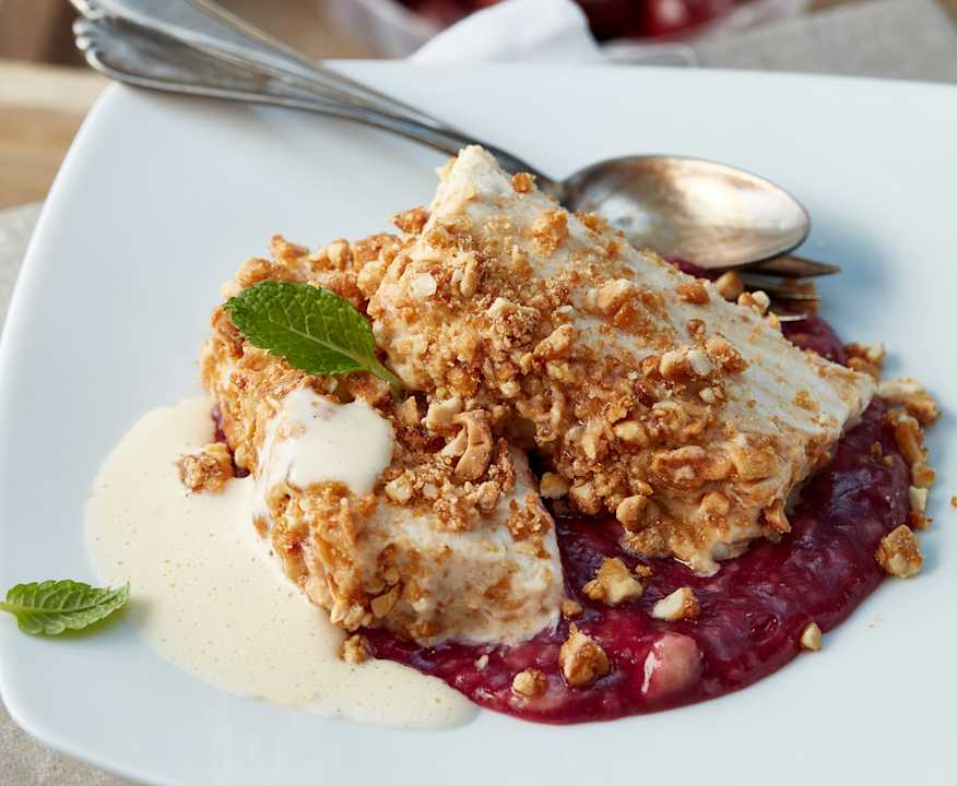 Erdnuss-Halbgefrorenes mit Kirsch-Bananen-Ragout und Vanilleschaum ... Erdnuss-Halbgefrorenes mit Kirsch-Bananen-Ragout und Vanilleschaum ...