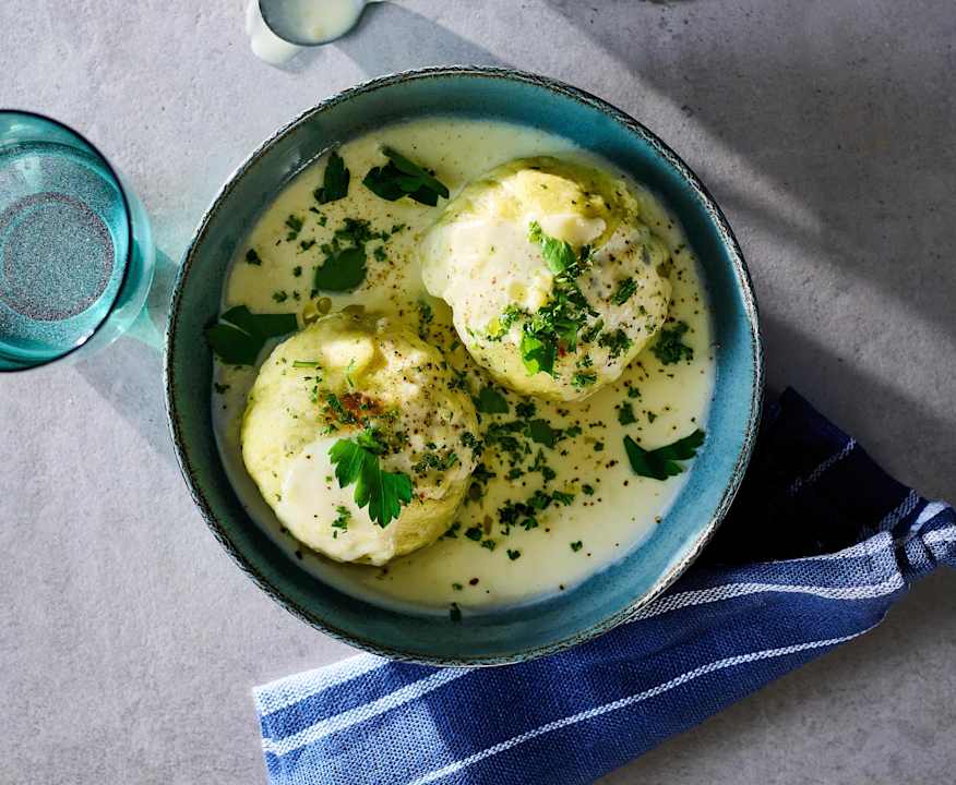 Hefe-Hackfleisch-Knödel mit Käsesauce - Cookidoo® – the official ...