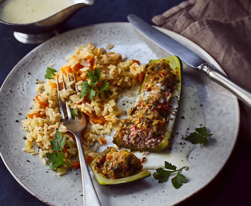 Zucchini mit Paprika-Hack-Füllung, Möhrenreis und Käsesauce - Cookidoo ... Zucchini mit Paprika-Hack-Füllung, Möhrenreis und Käsesauce - Cookidoo ...