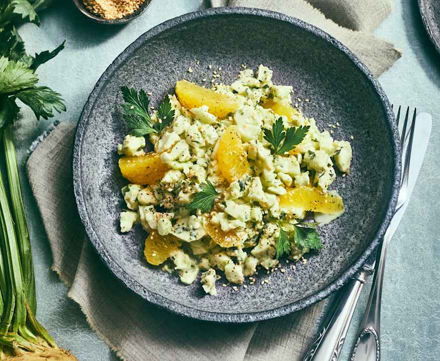 Knollensellerie-Orangen-Salat mit geröstetem Sesam