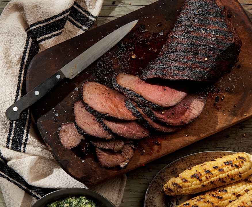 Gewürztes Tri-Tip Rindfleisch mit gegrillten Maiskolben und Rahmspinat ...