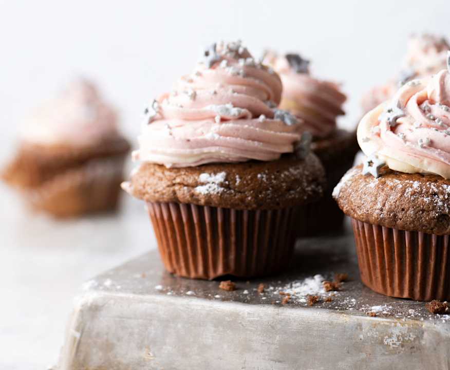 Glutenfreie Schoko-Cupcakes mit Erdbeer-Buttercreme - Cookidoo® – the ...
