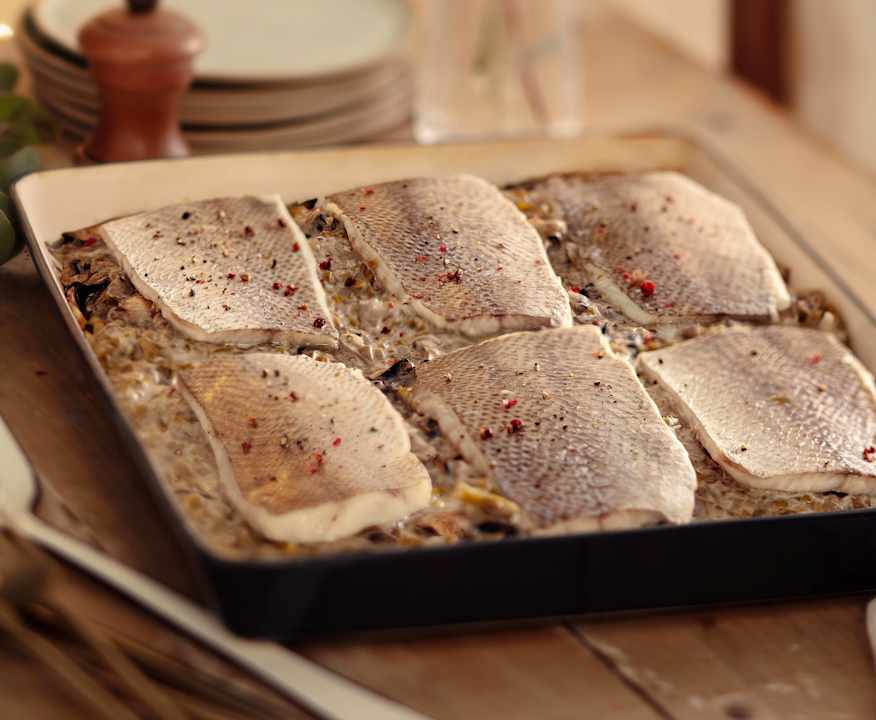 Dos de bar sur lit de poireaux et champignons - Cookidoo® – the ...