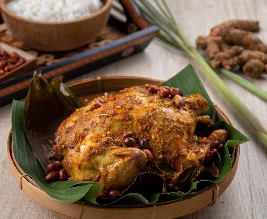 Proses memasak ayam betutu dengan bumbu rempah yang melimpah